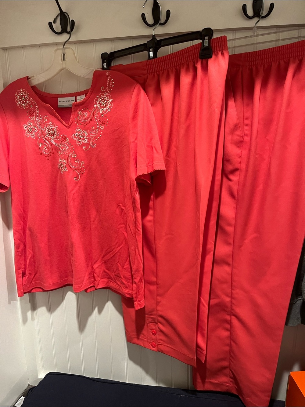 Women’s Alfred Dunner outfit lot Embroidered Coral Set Pants Capris Top Med M 12